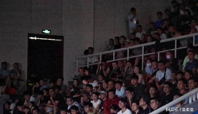 雷火电竞app-关于竞技场上热闹异常，球迷热情高涨的信息