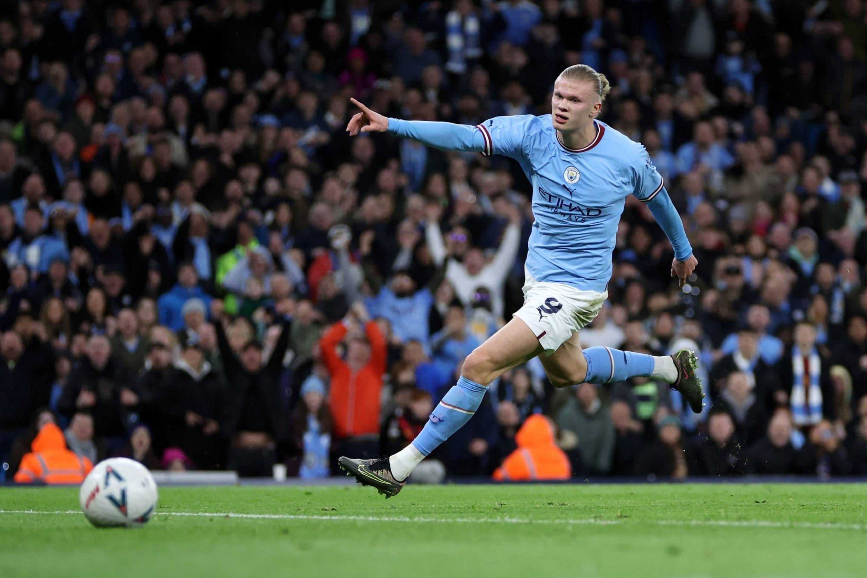 雷火电竞主播-曼城轻松击败南安普顿，霸占榜首