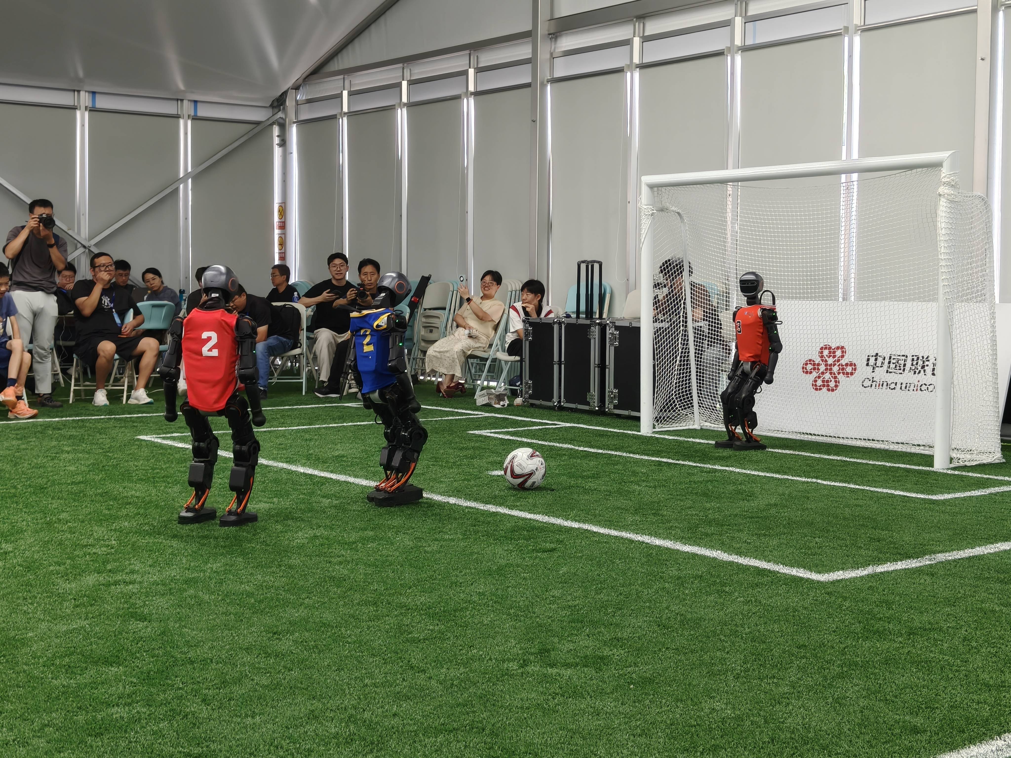 雷火电竞充值-足球赛场火热开战，球队士气高昂