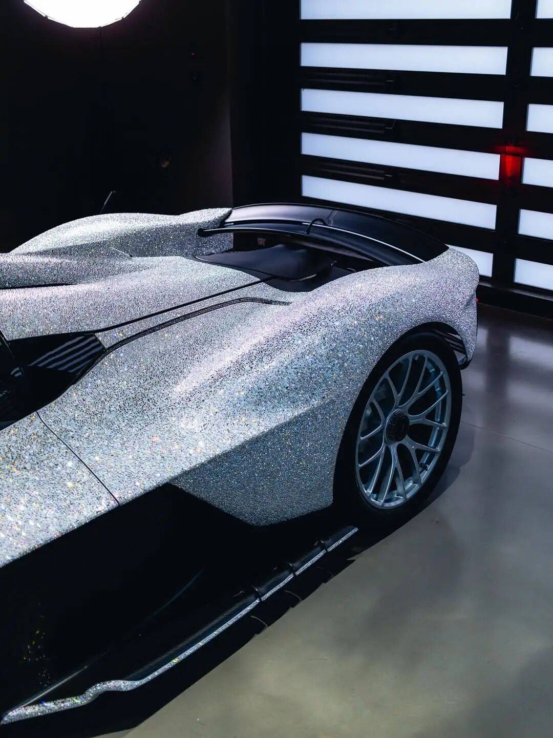 阿斯顿马丁碾压红牛车队，塞恩斯带队取胜的简单介绍