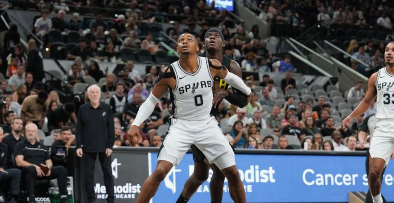 雷火电竞合作-马刺碾压尼克斯，米切尔高光表现