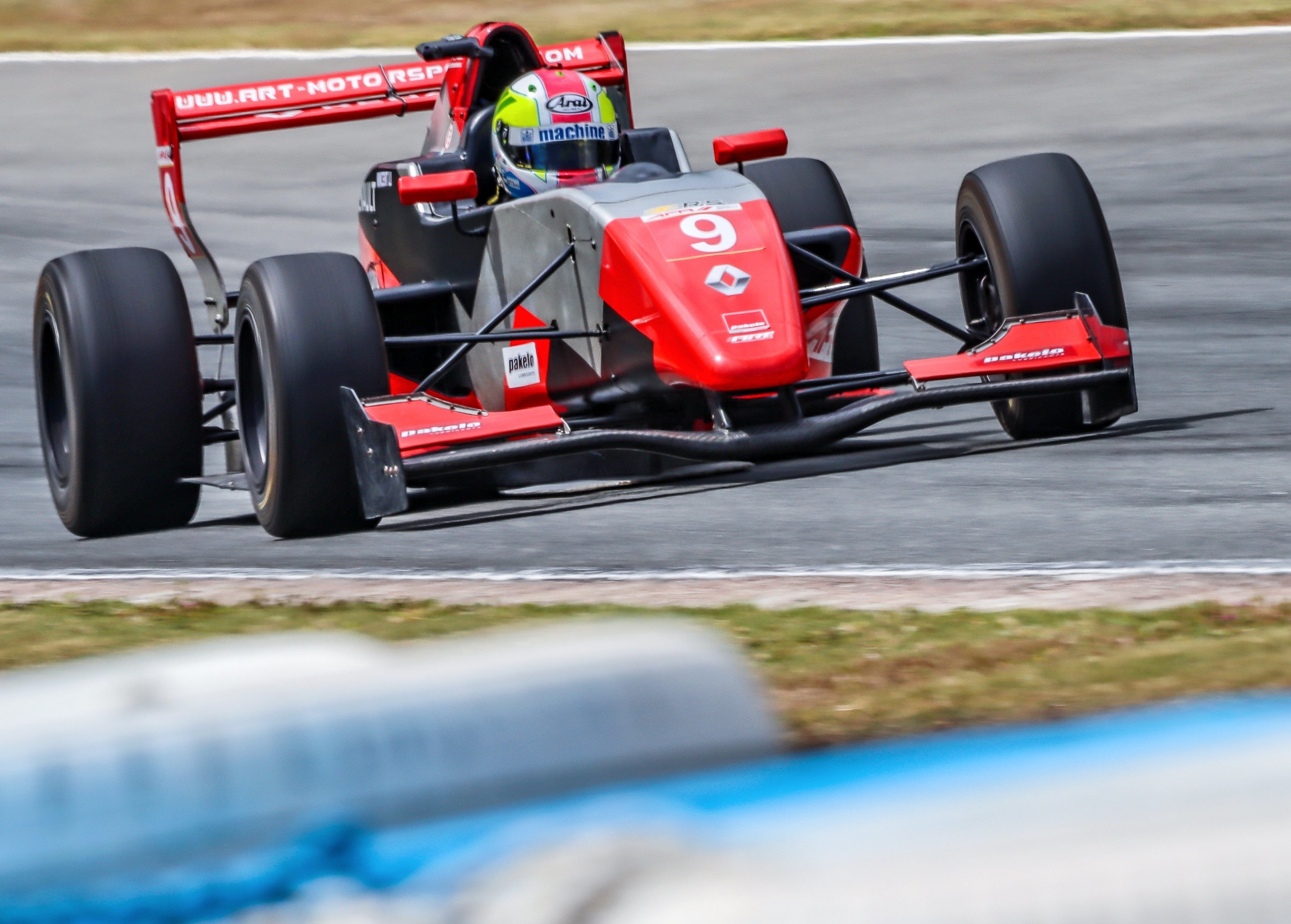 雷诺车队完胜威廉姆斯，佩雷兹统治全场