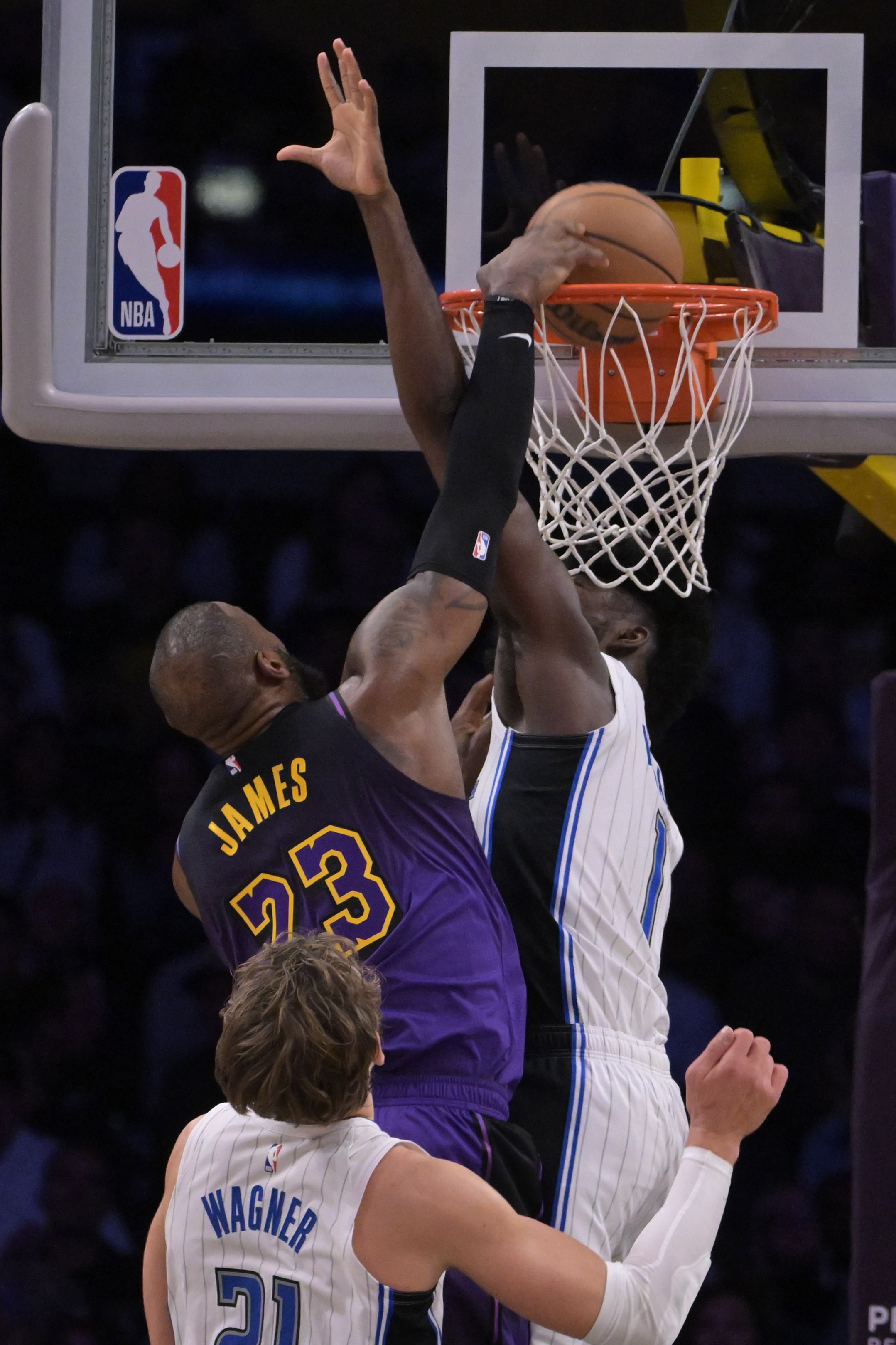 鹈鹕力克雷霆,浓眉哥点燃赛场 鹈鹕力克雷霆,浓眉哥点燃赛场