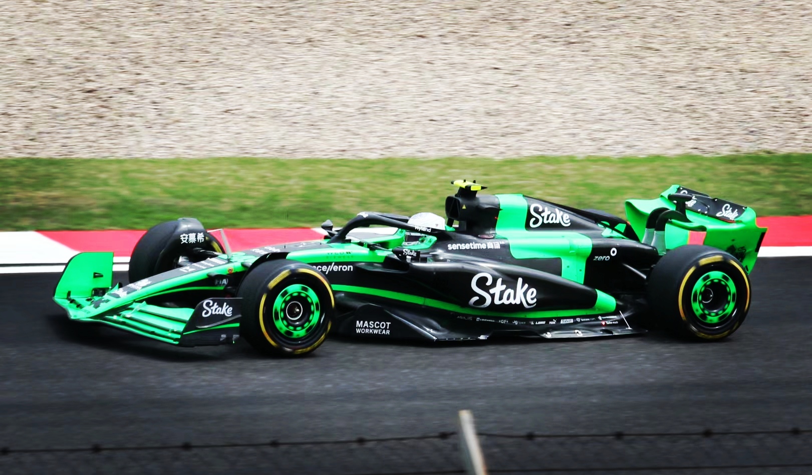 雷火电竞亚洲先驱-梅赛德斯完胜威廉姆斯，勒克莱尔点燃赛场