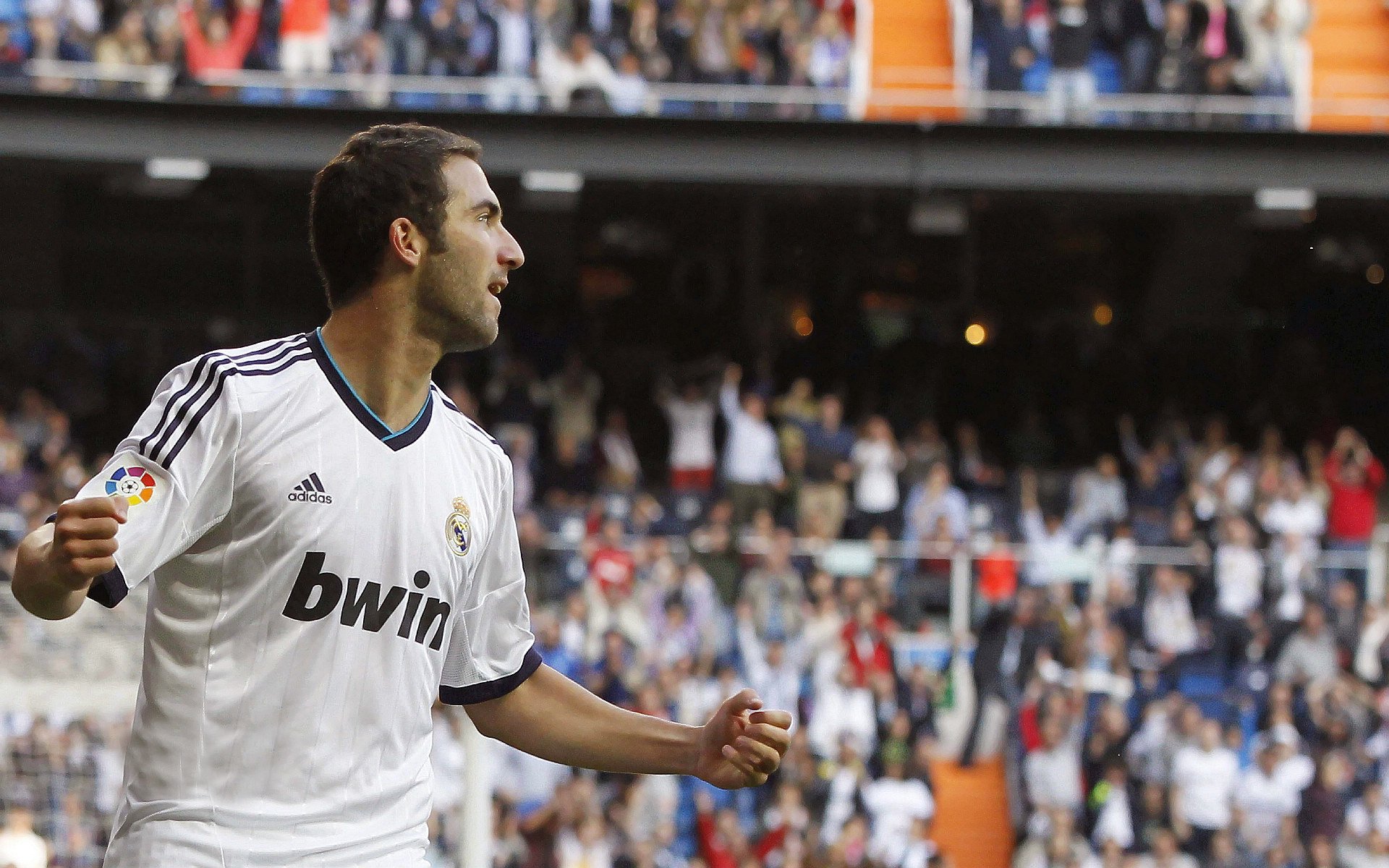 踏平与站起，足球之夜的双重奏